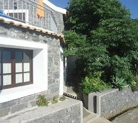 Nettes Ferienhaus In Prazeres Mit Terrasse