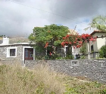 Nettes Ferienhaus In Prazeres Mit Terrasse