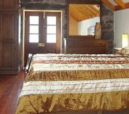 Nettes Ferienhaus In Prazeres Mit Terrasse